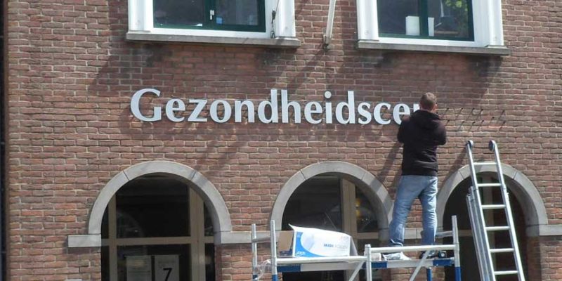 Freesletters, freesteksten en laserteksten voor bedrijfspanden
