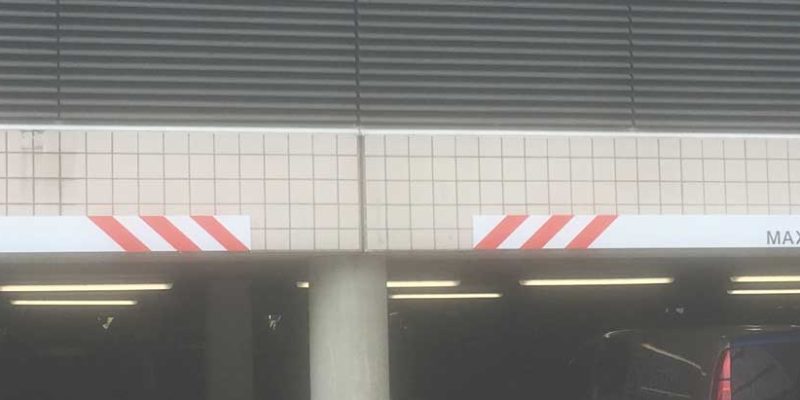 Wayfinding en parkeerborden laten maken.