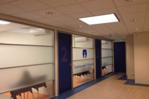Meer privacy met melkglasfolie in een spreekkamer.