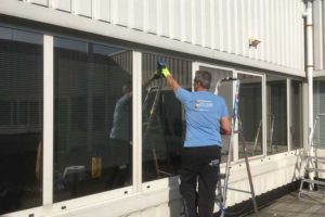 Zonwerend folie aan laten brengen op raam